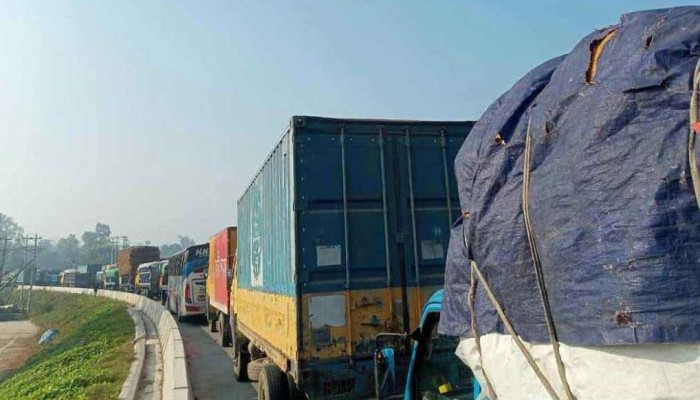 ​ঢাকা-বগুড়া মহাসড়কের ৩ কিলোমিটার এলাকায় তীব্র যানজট, ভোগান্তি