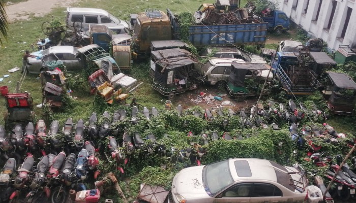 ​আইনি জটিলতায় ধ্বংস হচ্ছে জব্দ যানবাহন