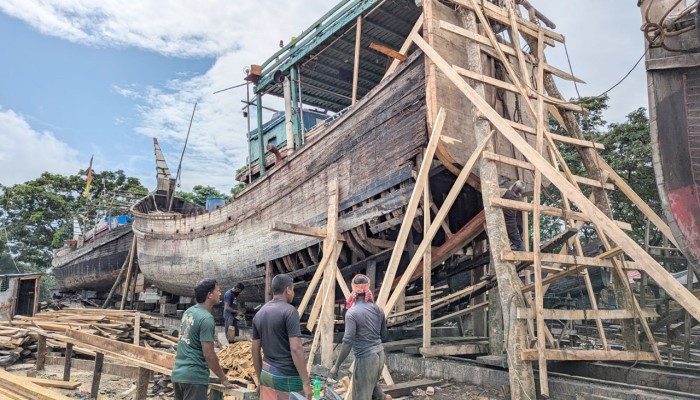 নিষেধাজ্ঞার সময়েও ব্যস্ত জেলেরা
