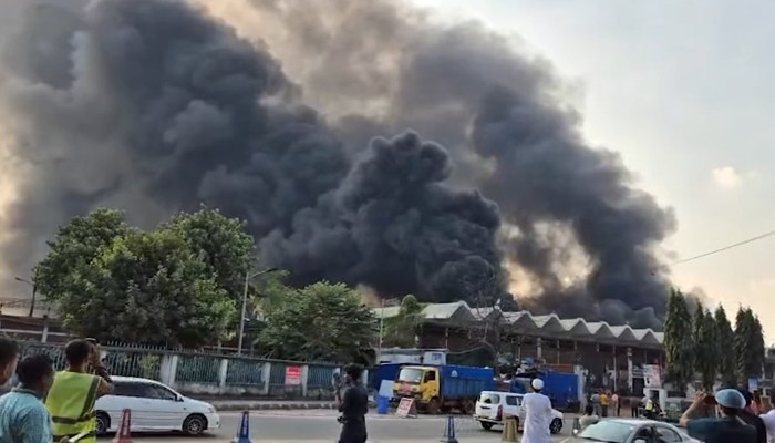 ​আগুন নেভাতে গিয়ে ফায়ার সার্ভিসের কয়েকজন কর্মী আহত