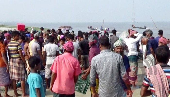 ​রাতে জেগে ওঠেন জেলেরা, ভোরে বসে ইলিশের বাজার