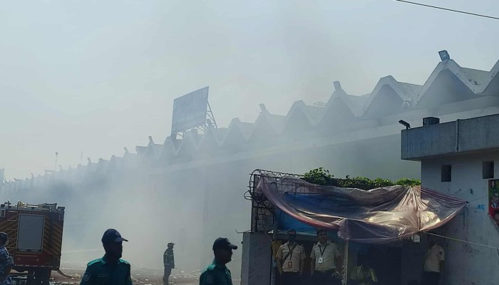 বিমানবন্দরের ধ্বংসস্তূপ থেকে এখনো উড়ছে ধোঁয়া