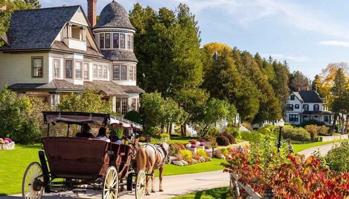 ​গাড়ির বদলে যেখানে চড়তে হয় ঘোড়ায়