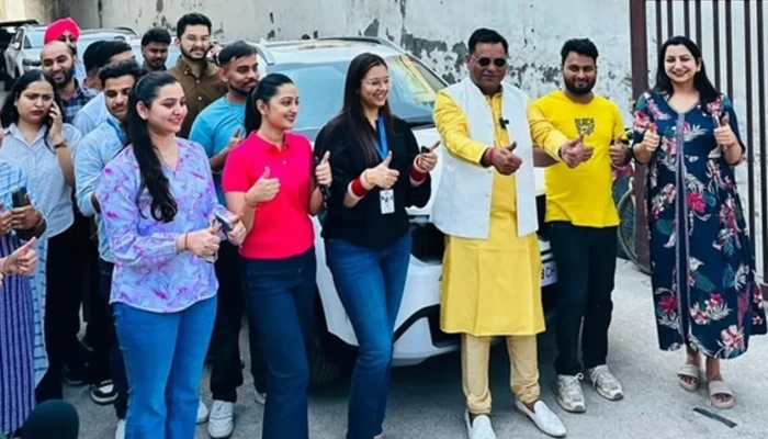 ​অর্ধশতাধিক কর্মীকে নতুন গাড়ি উপহার দিয়ে তাক লাগালেন বস