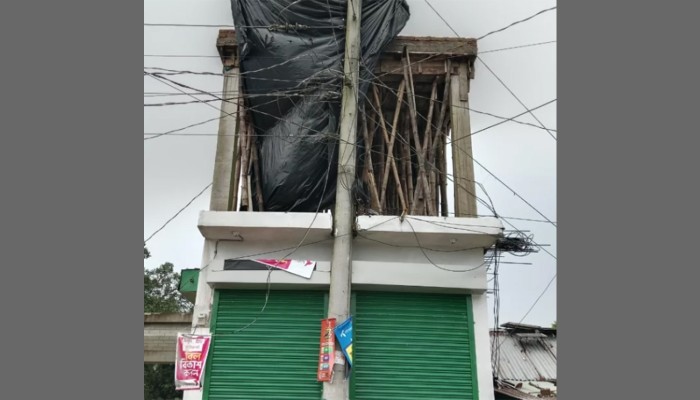 ১১ হাজার ভোল্টের বৈদ্যুতিক খুঁটি রেখেই ভবন নির্মাণ