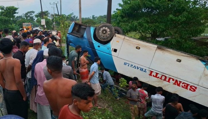 ​খাদে উল্টে পড়ল বাস, চাপা পড়ে প্রাণ গেল মা-মেয়ের