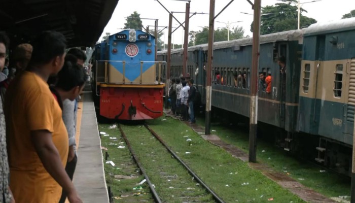 টিকিটের জন্য যুদ্ধ: রংপুরের মানুষের দুর্ভোগ