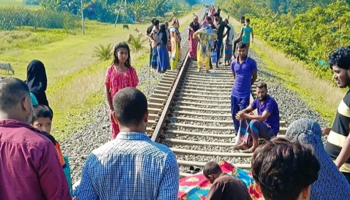 ​কানে ছিলো হেডফোন,ট্রেনে নিয়ে গেলো মাথা!