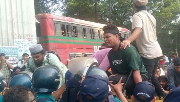 ​প্রতিবন্ধী গ্র্যাজুয়েটদের যমুনা অভিমুখে পদযাত্রায় পুলিশের বাধা