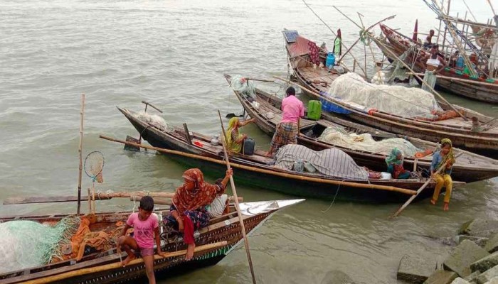 ​ইলিশের হাসি দেখতে মধ্যরাতে নামবে জেলেরা