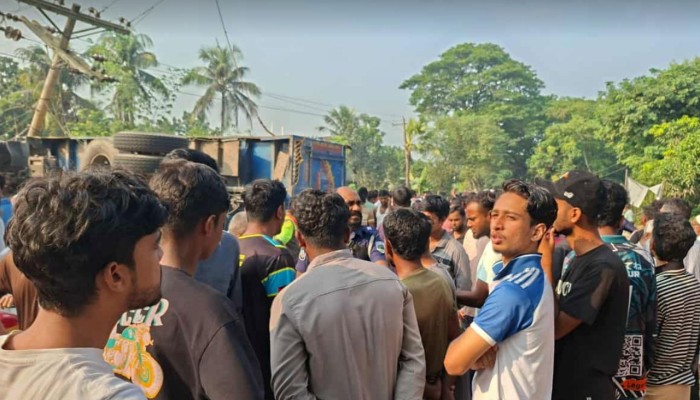 ট্রাকচাপায় বিদ্যালয়ের দুই শিক্ষার্থীসহ নিহত ৩