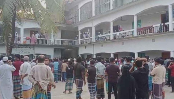 ​টুপি নিয়ে কথা-কাটাকাটি, ঘুমন্ত সহপাঠীকে গলা কেটে হত্যা