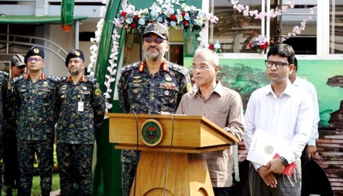 ভোটকেন্দ্রে থাকবে ৩ অস্ত্রধারীসহ ১৩ জন আনসার: স্বরাষ্ট্র উপদেষ্টা