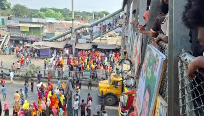 ​কারখানা খোলার দাবিতে সড়কে শ্রমিক বিক্ষোভ, সাউন্ড গ্রেনেড নিক্ষেপ