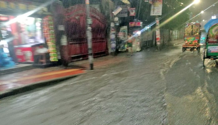 ​রাজধানীতে মুষলধারে বৃষ্টি, ভোগান্তিতে নগরবাসী