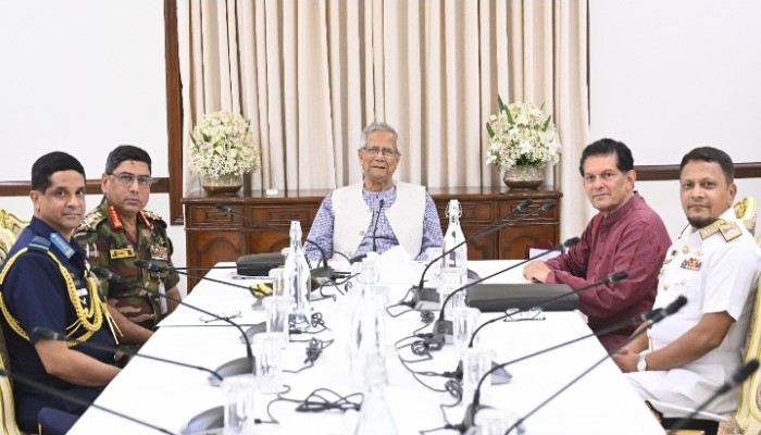 প্রধান উপদেষ্টার সঙ্গে তিন বাহিনীর প্রধানের সাক্ষাৎ, নির্বাচন প্রস্তুতি নিয়ে আলোচনা