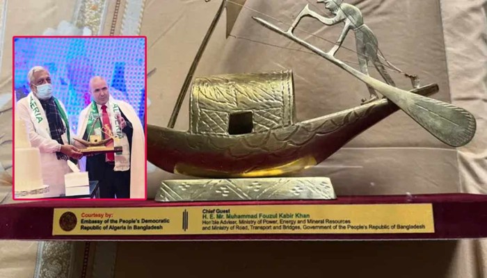 ​‘নৌকা’ উপহার পেয়ে বিপাকে উপদেষ্টা, চাইলেন পরামর্শ