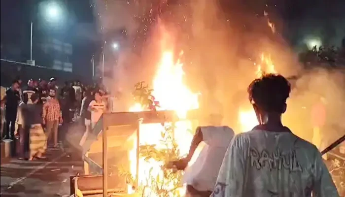 ​মনোনয়ন না পাওয়ায় এক্সপ্রেসওয়েতে টায়ার জ্বালিয়ে অবরোধ