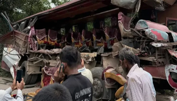 ​শায়েস্তাগঞ্জে দুই বাসের মুখোমুখি সংঘর্ষে নিহত ৩, আহত ৩০