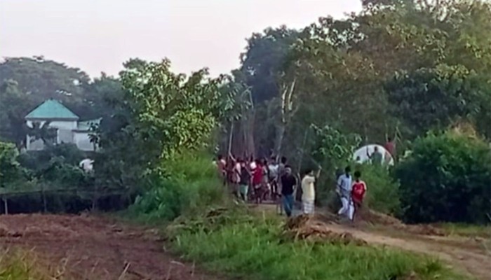 ​নরসিংদীতে মাইকে ঘোষণা দিয়ে ‘টেঁটাযুদ্ধ’, আহত ১৫