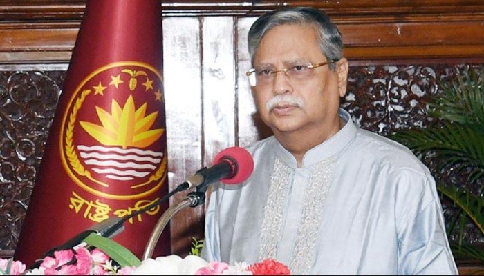 ​বাবা-মায়ের কবর জিয়ারত করলেন রাষ্ট্রপতি