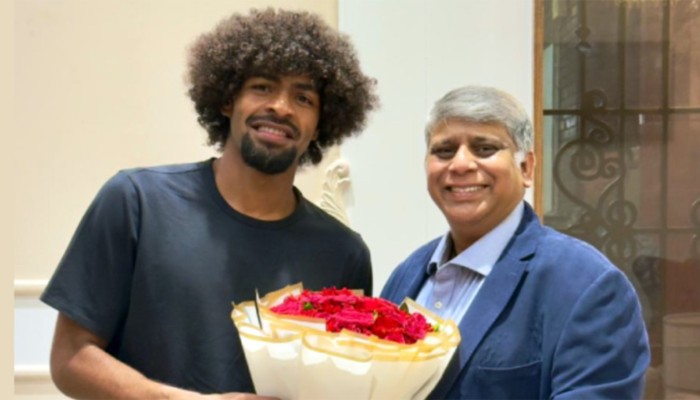 অবশেষে ঢাকায় পৌঁছেছেন হামজা