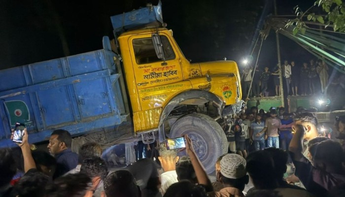 ​কুমিল্লায় ট্রাকচাপায় প্রাণ গেল অটোরিকশার ৩ যাত্রীর