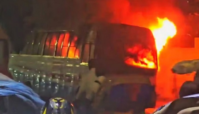 ​রাজধানীর সূত্রাপুরে বাসে আগুন