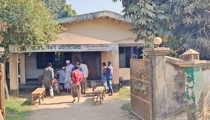 ​বিজয়নগরে গ্রামীণ ব্যাংকে পেট্রোল ঢেলে আগুন, কাগজপত্র পুড়ে ছাই