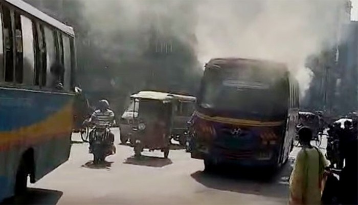 ​মিরপুরে বাসে আগুন