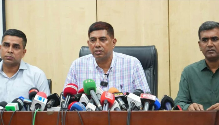 ​গুজবে কান দেবেন না, ‘লকডাউন’ নিয়ে আতঙ্কের কিছু নেই: ডিবিপ্রধান