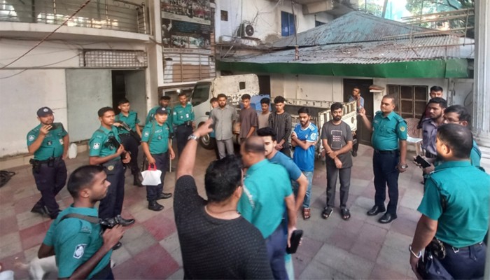 ​চট্টগ্রামে সাবেক শিক্ষামন্ত্রী মহিবুলের বাসায় অভিযান, আটক ৭