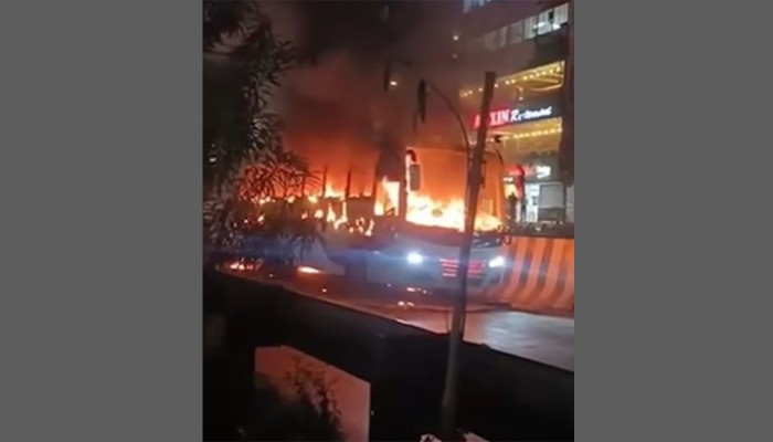 ​ধোলাইপাড়ে বাসে আগুন