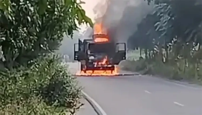 মাদারীপুরে ট্রাকে আগুন-পুলিশের গাড়ি ভাঙচুর