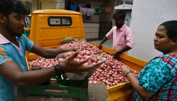 পেঁয়াজের ঝাঁজে দিশেহারা ক্রেতা: বাজারে লকডাউনের প্রভাব