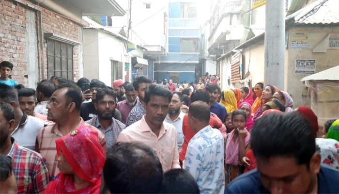 ​স্ত্রীর গলাকাটা লাশ উদ্ধার, পাশে পড়ে ছিলেন জখম স্বামী