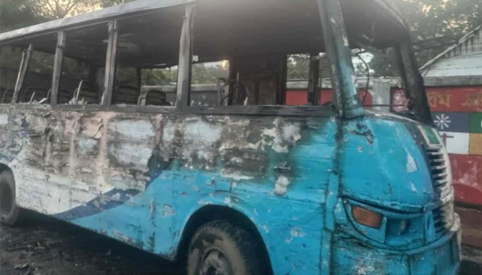 ​ঢাকা-চট্টগ্রাম মহাসড়কে দাঁড়িয়ে থাকা মিনিবাসে আগুন