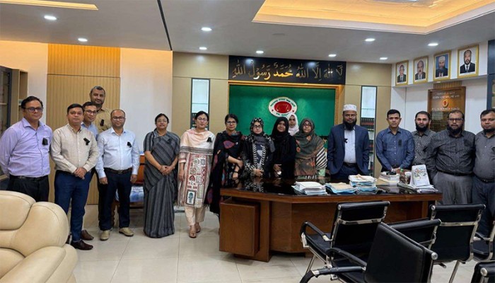 বিচারকদের কালো ব্যাজ ধারণ