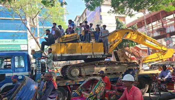 ধানমন্ডি ৩২-এ নেওয়া হচ্ছে দুটি বুলডোজার