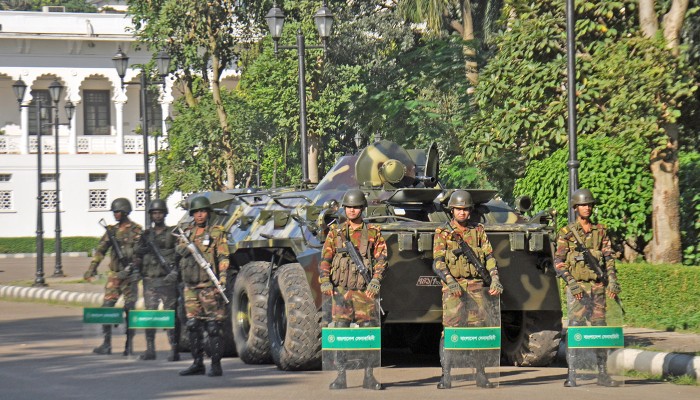 কঠোর নিরাপত্তা বলয়ে আদালতপাড়া
