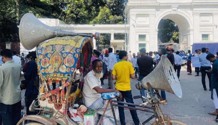 শেখ হাসিনাকে খুঁজতে মাইকিং