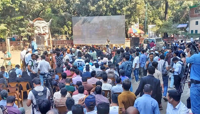 শেখ হাসিনার রায় দেখতে টিএসসিতে ভিড়