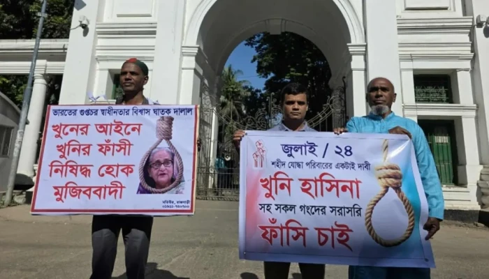 ট্রাইব্যুনাল চত্বরে জুলাই শহীদদের স্বজনরা