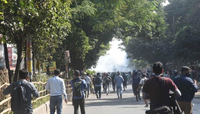 ধানমন্ডি ৩২ এ পুলিশের অ্যাকশন