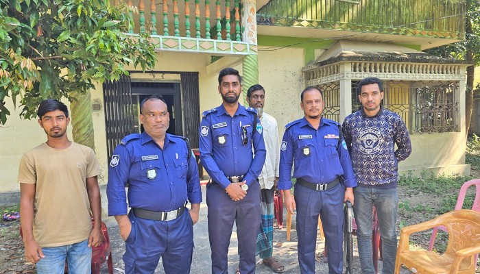 ​ফেনীতে ট্রাইব্যুনাল চেয়ারম্যানের বাড়িতে পুলিশ মোতায়েন