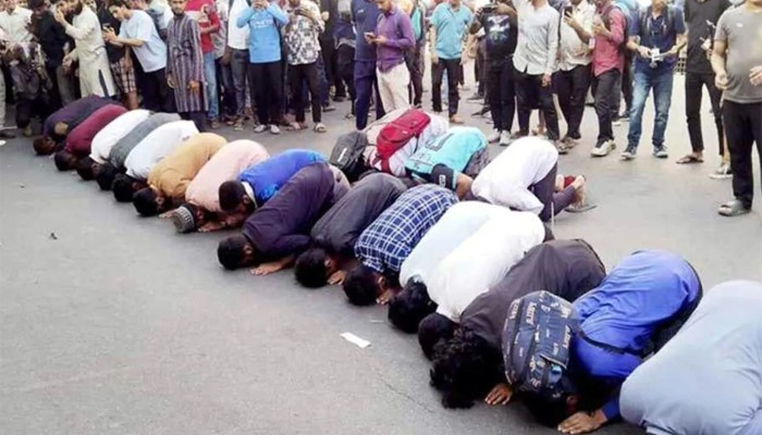 ​শেখ হাসিনার ফাঁসির খবরে ধানমন্ডি ৩২-এ গণ সেজদা