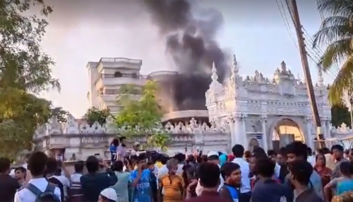 ​রাজধানীর উত্তরায় সাবেক এমপির ভাইয়ের বাড়িতে আগুন