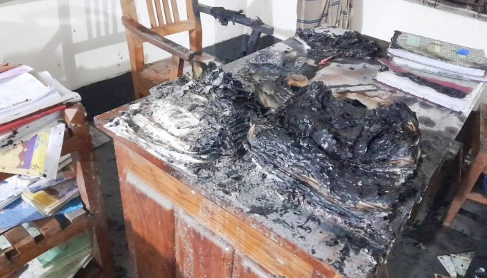 দুর্বৃত্তদের আগুনে পুড়ল গ্রামীণ ব্যাংকের গুরুত্বপূর্ণ কাগজপত্র