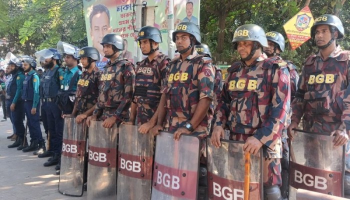 ধানমন্ডি ৩২ নম্বরে কড়া পাহারায় সেনাবাহিনী-বিজিবি ও পুলিশ