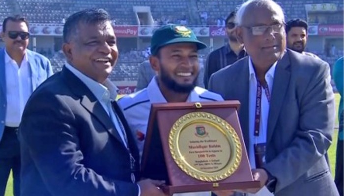 শততম টেস্ট খেলতে নেমে বিশেষ সম্মাননা পেলেন মুশফিক
